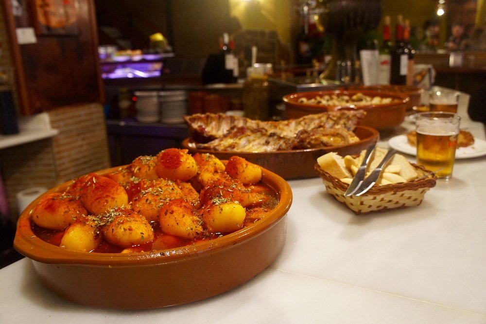 Papas bravas en cazuela