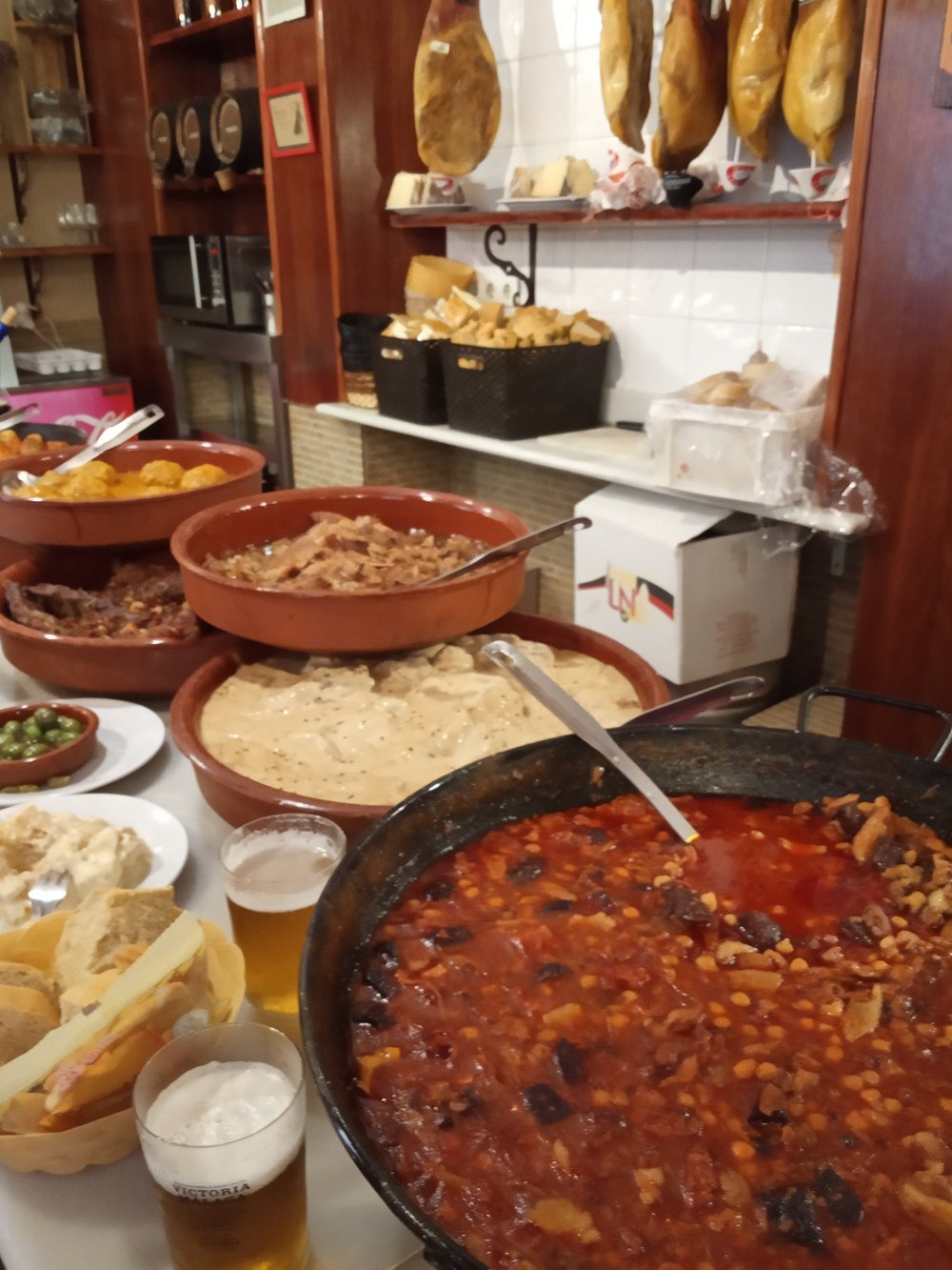 Cazuelas en la barra de La Farola de Orellana