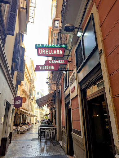 El callejón junto a La Farola de Orellana